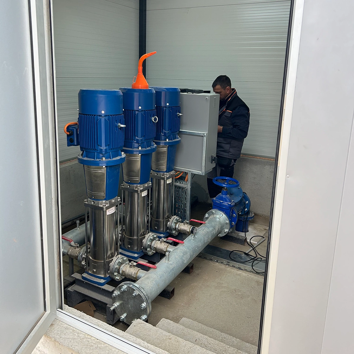 Uređaj Za Povišenje Pritiska Vode U Tehničkoj Prostoriji